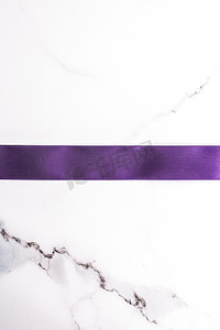 豪华大理石背景上的紫色丝带和蝴蝶结，假日平面背景