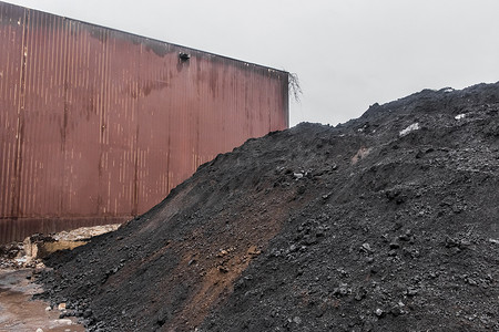 工业场地户外、煤炭工业露天的大堆深色或黑色煤渣