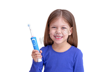 拿着电动牙刷的微笑的孩子