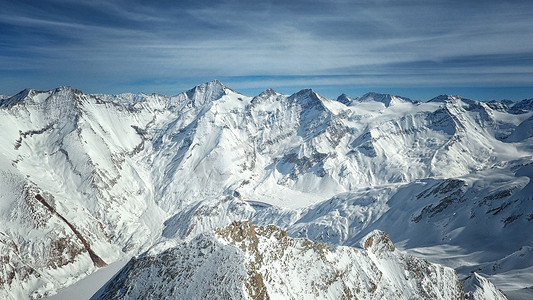 从无人机上空俯瞰雪山的壮丽景色