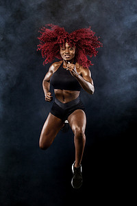 一位强壮的女短跑运动员，在日出时穿着运动服、健身和运动动机概念跑步，并带有复制空间。