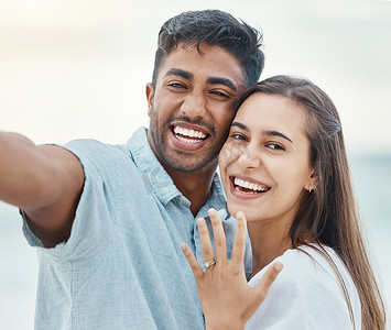 情侣自拍以求订婚、结婚，并在浪漫伙伴关系中微笑，并信任假期或去希腊度假。