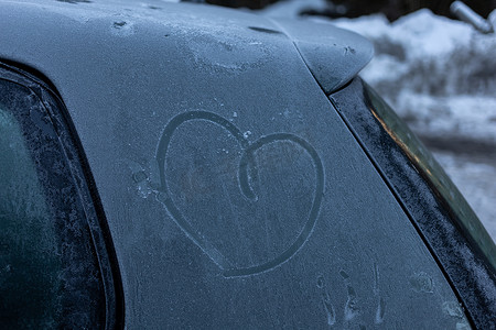 冬季冷冻灰色车身上的心形符号