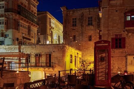 马耳他瓦莱塔老城传统房屋周围户外休息区的夜景。