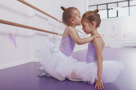 可爱芭蕾摄影照片_舞蹈课上两个可爱的小芭蕾舞演员
