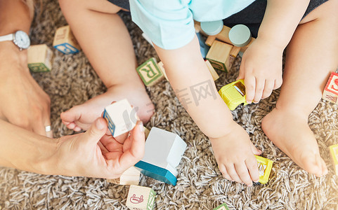 婴儿手、积木和游戏学习，在家用地毯地板上获得乐趣、教育和健康的运动技能发展。