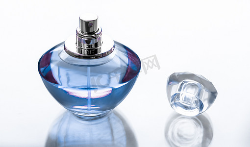化妆品香水摄影照片_有光泽背景的蓝色香水瓶、甜美的花香、迷人的香味和淡香水作为节日礼物和豪华美容化妆品品牌设计