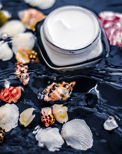 水海贝壳背景敏感护肤保湿美容面霜、豪华抗衰老化妆品