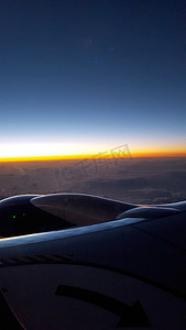 飞机机翼云层上的日出光
