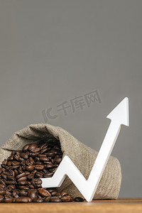 一袋咖啡豆和一个向上的图表箭头。