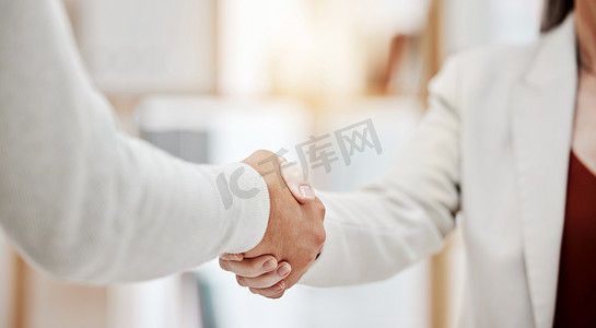 招聘中摄影照片_两个商人在工作会议上握手。