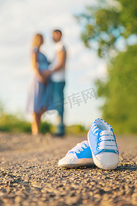 孕妇和男人婴儿鞋。