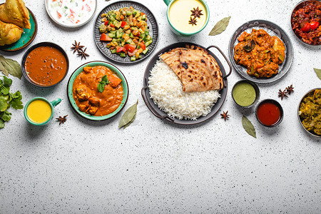 白色混凝土桌面景观复制空间上的印度民族美食自助餐
