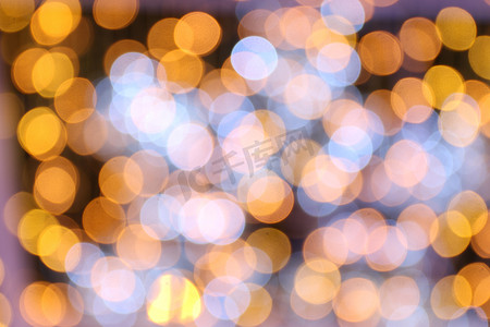 闪光金黄色摄影照片_散景背景金黄色色彩缤纷的圣诞快乐，新年快乐散景照明在夜间背景上闪耀，散景闪光，金色豪华背景纹理，闪闪发光的壁纸