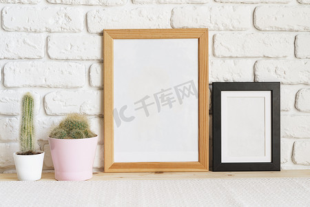 方形木制相框和桌上的仙人掌植物