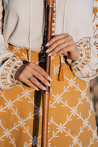 木笛摄影照片_女人拿着木管乐器木笛-乌克兰 telenka 或 tylynka。