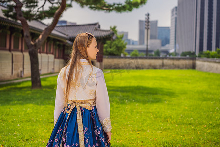 韩服图腾摄影照片_在景福宫穿着韩服的年轻白人女游客。
