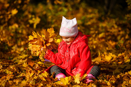 快乐的小孩子，小女孩在秋天的户外大自然散步中笑着玩耍
