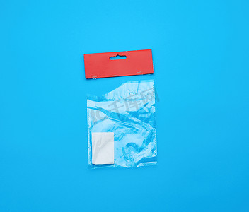 商品详情页面摄影照片_透明撕破塑料袋，带纸红顶，用于包装去