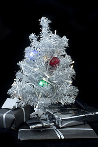 迷你灯摄影照片_装饰微型圣诞树