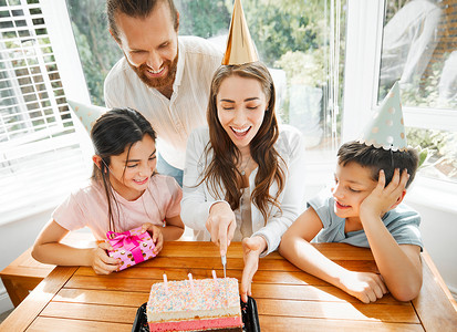 在特殊的日子里，与家人一起庆祝母亲的生日、蛋糕和庆祝活动。