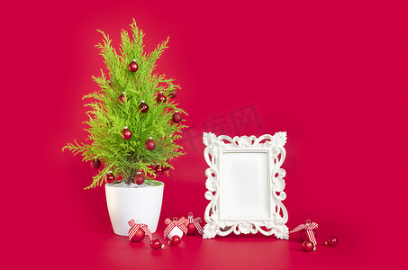 新年的布局，红色背景上有圣诞树和白色文本框架