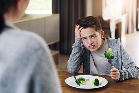 小孩儿吃东西摄影照片_任何味道不好的东西怎么可能对你有好处。