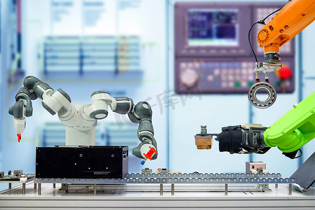 通过传送带在智能工厂工作的工业机器人自动化