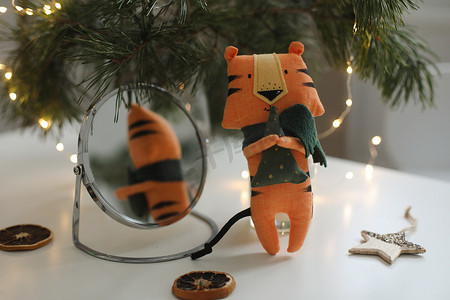 可爱的毛绒玩具老虎，在舒适的圣诞节或新年背景上装饰。 