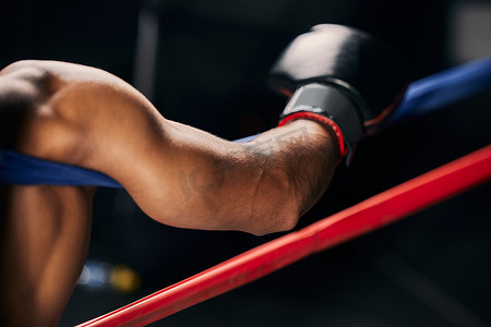 在表演赛、锻炼或锻炼期间，拳击手在拳击场的角落里休息的运动、战斗和手。