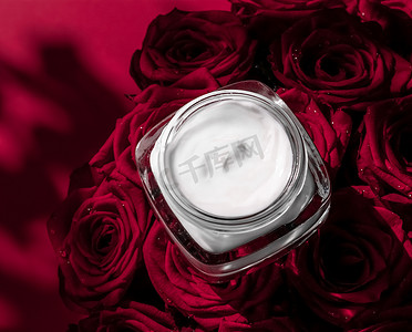 面霜皮肤保湿霜和红玫瑰花、花卉背景的豪华护肤化妆品作为美容品牌假日平底设计