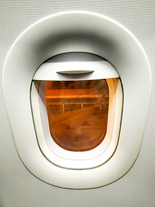 完美的飞机窗户图片。