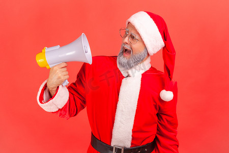 身穿圣诞老人服装、留着灰胡子的疯狂老人的肖像，大声喊叫，脸上表情愤怒，拿着扩音器。
