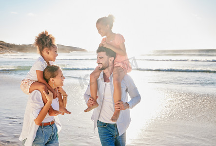 回忆免费摄影照片_夏天，在海滩上享受自然、微笑和幸福的家庭，在自由、平静和回忆中放松身心。