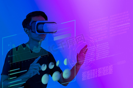 vr触摸摄影照片_戴 VR 眼镜的人触摸虚拟屏幕 metaverse 技术全球互联网连接虚拟社交网络。