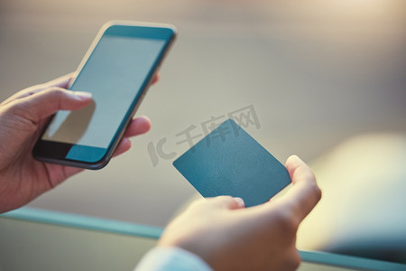 客户在手机上进行网上购物，使用信用卡电子商务互联网支付、票据金融技术。