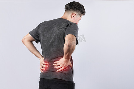 下背部摄影照片_有脊柱问题的人，孤立背景下有背部问题的人，腰椎问题概念，背痛的酸痛人