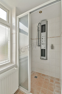 白色瓷砖房间的开放式淋浴间