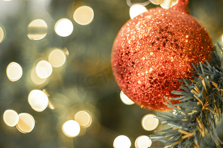 圣诞树红球和金散景背景。