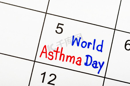 假日世界哮喘日 - 5 月 5 日手写在台历上。