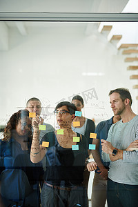 经理、领导或老板在研讨会、研讨会或会议室中用便签进行演讲和计划。