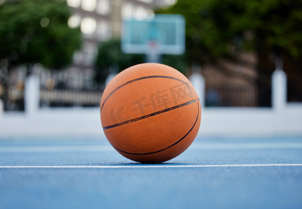 夏季户外比赛训练期间，运动场地板上的篮球。