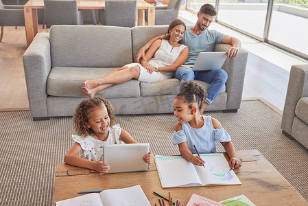 家庭、儿童和教育，一个女孩与父母一起在客厅里用书本和平板电脑学习艺术。