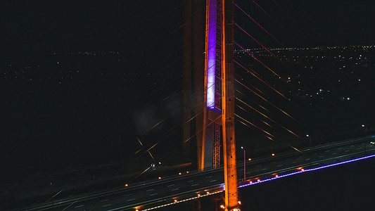 夜城最小景观。黑暗宁静的长曝光摄影，带 LED 照明桥和光反射