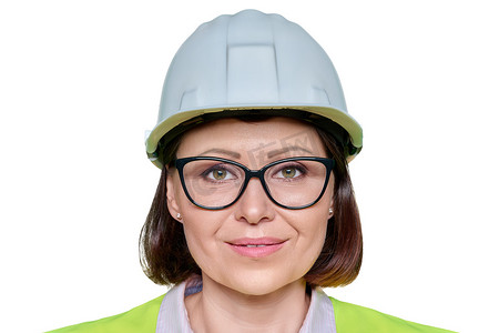 女性职业照摄影照片_白色隔离背景中戴防护安全帽和背心的女产业工人