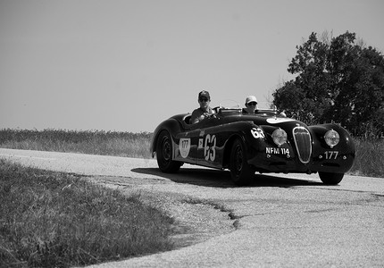 宽950高120摄影照片_捷豹 XK120 OTS ROADSTER 1950 年在一辆旧赛车上参加 2022 年著名意大利历史赛事 Mille Miglia 拉力赛（1927-1957 年）