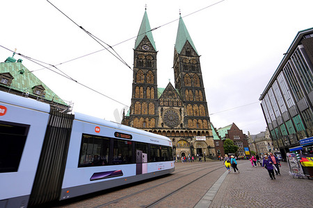 德国不来梅 — 2022年7月7日：德国不来梅市场广场有电车的不来梅大教堂