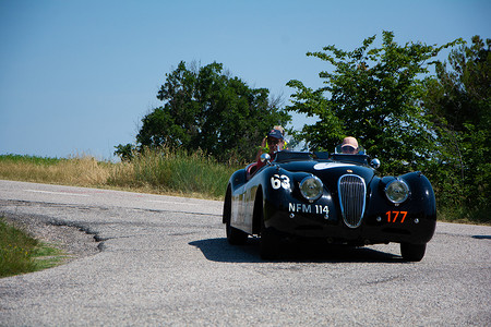 捷豹 XK120 OTS ROADSTER 1950 年在一辆旧赛车上参加 2022 年著名意大利历史赛事 Mille Miglia 拉力赛（1927-1957 年）