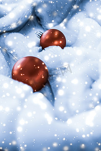 蓝色蓬松毛皮上的青铜圣诞小饰品，闪闪发光的雪花，奢华的冬季假期设计背景