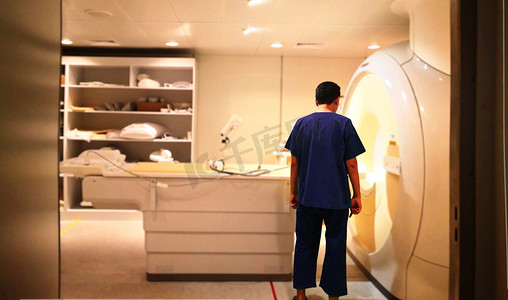 技术人员每天在医院扫描病人之前检查核磁共振扫描仪。